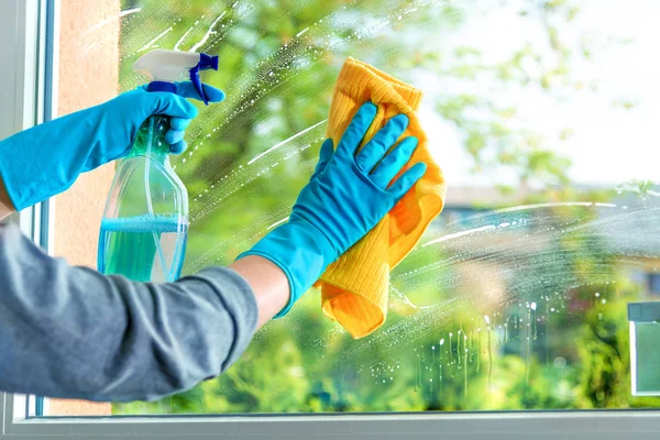Cleaning window pane with detergent — Stock Photo, Image