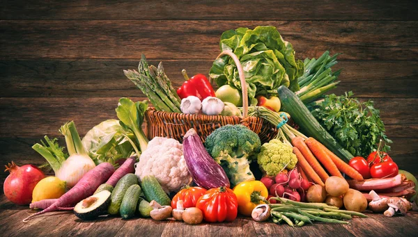 Seleção de alimentos orgânicos para nutrição saudável — Fotografia de Stock