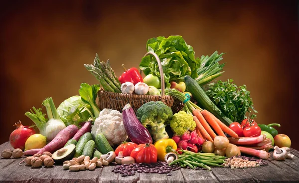 Seleção de alimentos orgânicos para nutrição saudável — Fotografia de Stock