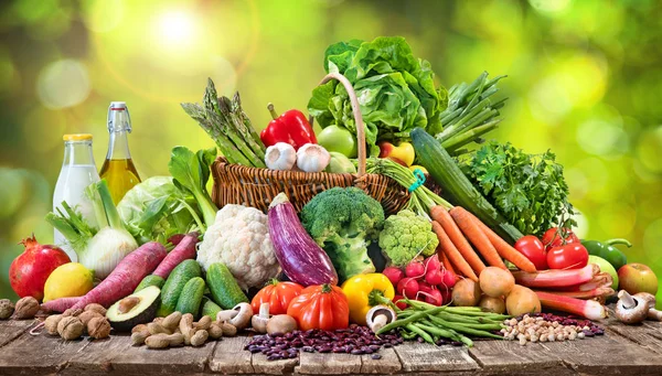 Urval av ekologiska livsmedel för hälsosam kost — Stockfoto