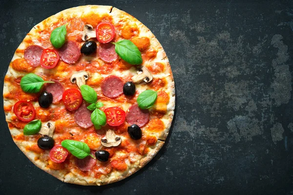 Pizza italiana con salumi e funghi — Foto Stock