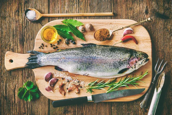 Frische Forelle mit Kräutern und Gewürzen — Stockfoto