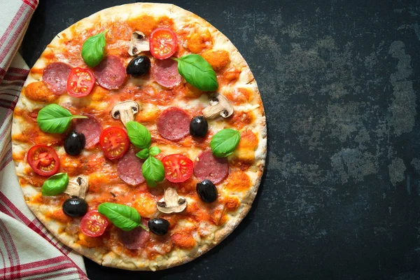 Pizza italiana com salame e fungos — Fotografia de Stock