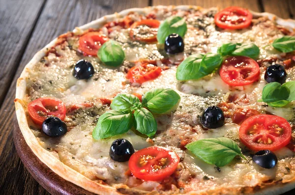 Pizza italiana con mozzarella — Foto Stock