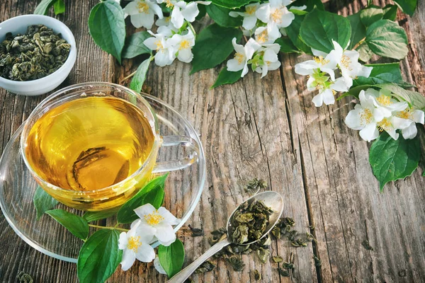 Tasse grüner Tee mit Jasmin — Stockfoto