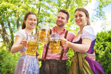 Tracht, Dirndl ve Lederhosen'deki gençler eğleniyor