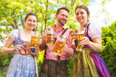 Tracht, Dirndl ve Lederhosen'deki gençler eğleniyor