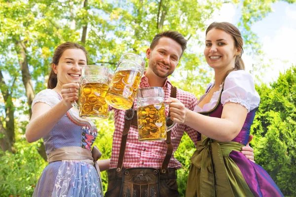 Young people in Tracht, Dirndl and Lederhosen having fun — Stock Photo, Image