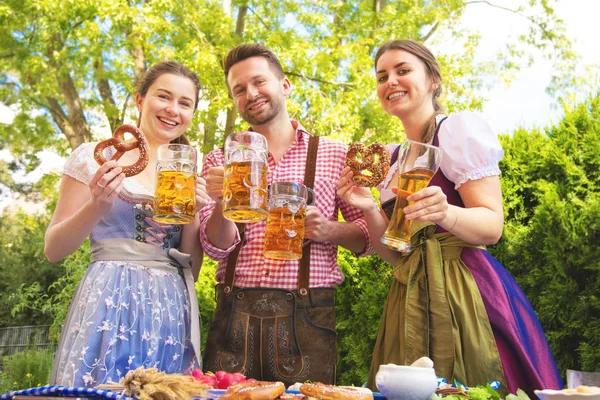 Jovens em Tracht, Dirndl e Lederhosen se divertindo — Fotografia de Stock