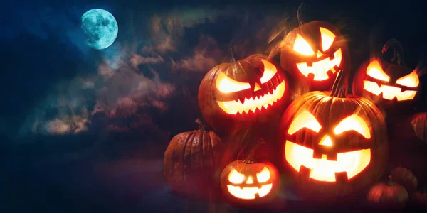 Cabeza de calabaza de Halloween Jack linterna con velas encendidas — Foto de Stock