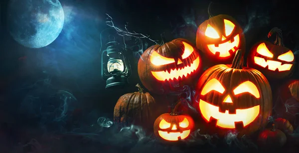 Halloween dynia głowa jack latarnia z płonących świec — Zdjęcie stockowe