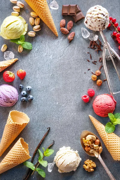 Olika sorter av glass på grå sten bakgrund — Stockfoto