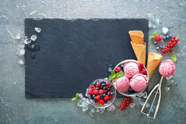 Málna fagylalt tálban — Stock Fotó