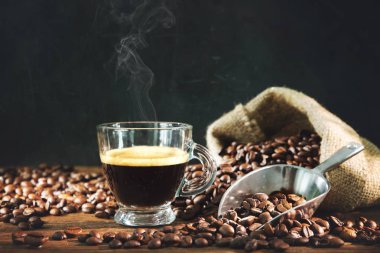 Kahve çekirdekli bir fincan espresso.