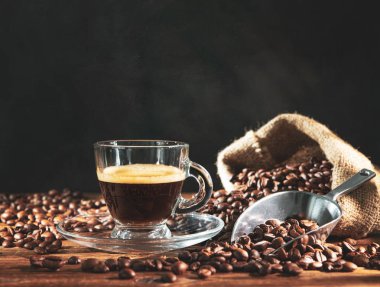 Kahve çekirdekli bir fincan espresso.