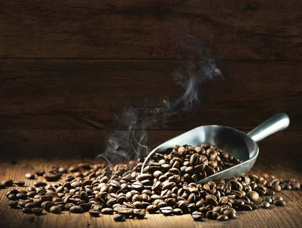 Kaffeebohnen mit Schaufel und Röstrauch — Stockfoto
