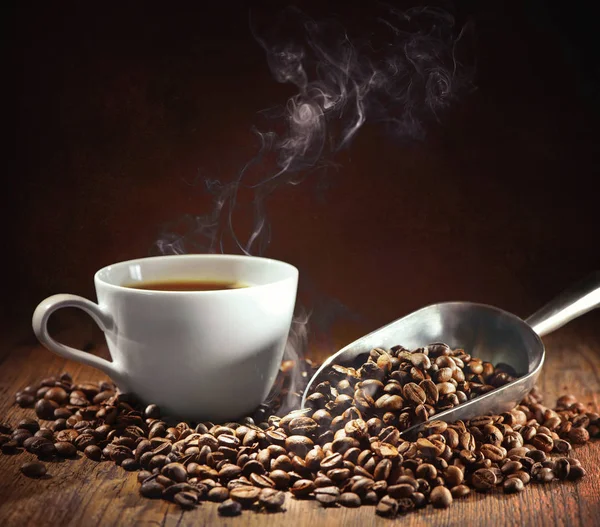 Coffee cup and coffee beans with bag, scoop and steam — Stock Photo, Image