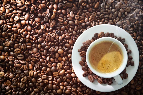 Kopje espresso met koffie bonen — Stockfoto
