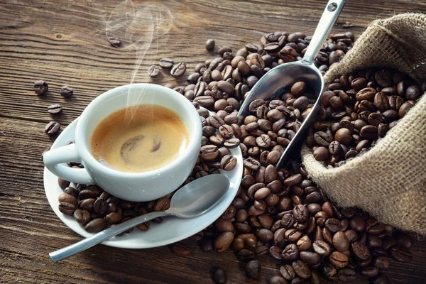 Egy csésze eszpresszó kávébabbal. — Stock Fotó