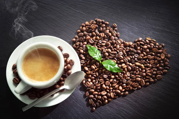 Tasse Espresso mit Kaffeebohnen — Stockfoto