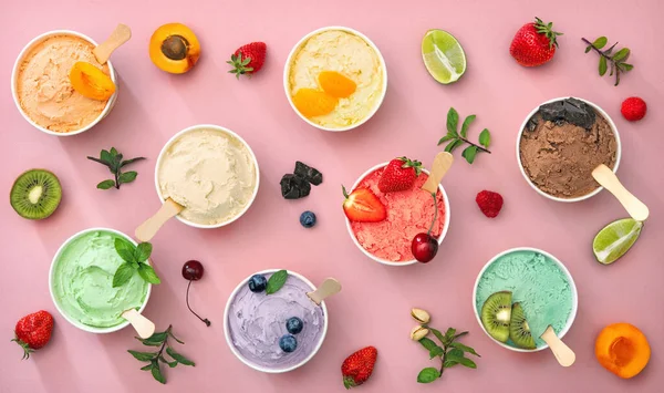 Varios Tipos Helados Colores Con Frutas Vasos Papel Sobre Fondo —  Fotos de Stock