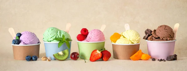 Verschiedene Bunte Eissorten Mit Früchten Pappbechern — Stockfoto