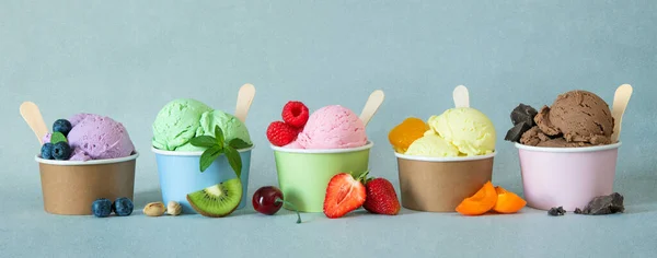 各种色彩艳丽的冰淇淋 纸杯里有水果 — 图库照片