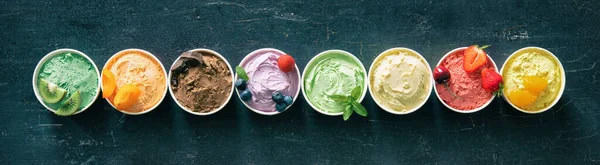 Varios Tipos Helados Colores Con Frutas Vasos Papel Sobre Fondo — Foto de Stock