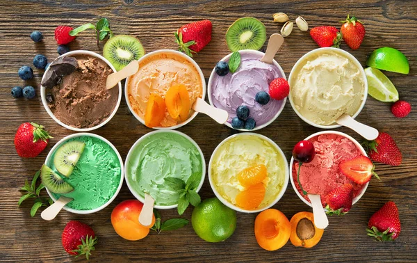 Vários Sorvetes Coloridos Com Frutas Copos Papel Fundo Madeira Rústica — Fotografia de Stock