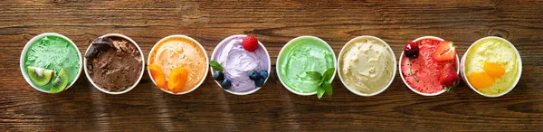 Varios Tipos Helados Colores Con Frutas Vasos Papel Sobre Fondo —  Fotos de Stock