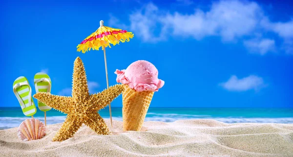 Конусы Мороженого Ракушки Песке Пляже Океанским Пейзажем — стоковое фото