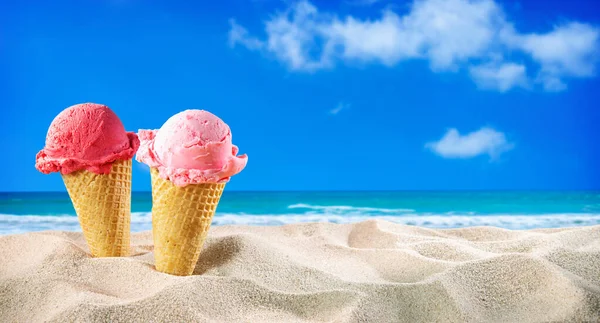 Конусы Мороженого Ракушки Песке Пляже Океанским Пейзажем — стоковое фото
