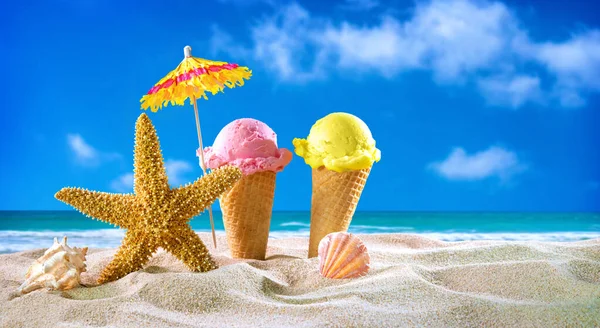 Cones Sorvetes Conchas Areia Praia Com Paisagem Oceânica — Fotografia de Stock