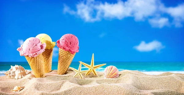 Cônes Crèmes Glacées Coquillages Dans Sable Sur Plage Avec Paysage — Photo