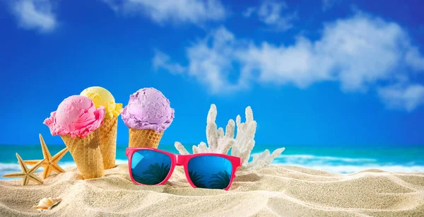 Ijsjes Kegels Schelpen Het Zand Het Strand Met Oceaanlandschap — Stockfoto