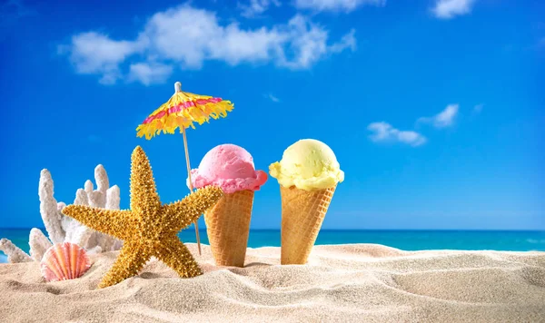 Zmrzliny Kornouty Mušle Písku Pláži Mořskou Krajinou — Stock fotografie