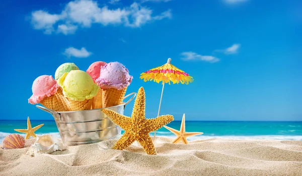 Ijsjes Kegels Schelpen Het Zand Het Strand Met Oceaanlandschap — Stockfoto