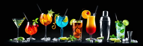 Set Verschiedener Cocktails Mit Shaker Auf Schwarzem Hintergrund — Stockfoto