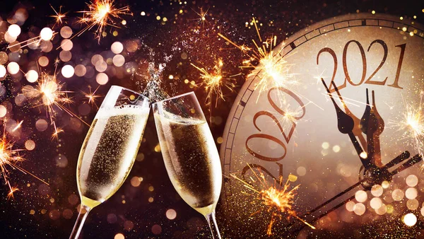 Hintergrund Der Silvesterfeier Anstoßen Mit Feuerwerk Und Champagner Mitternacht — Stockfoto