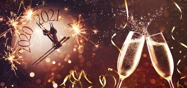 除夕庆祝活动的背景 午夜端上烟花和香槟酒 — 图库照片
