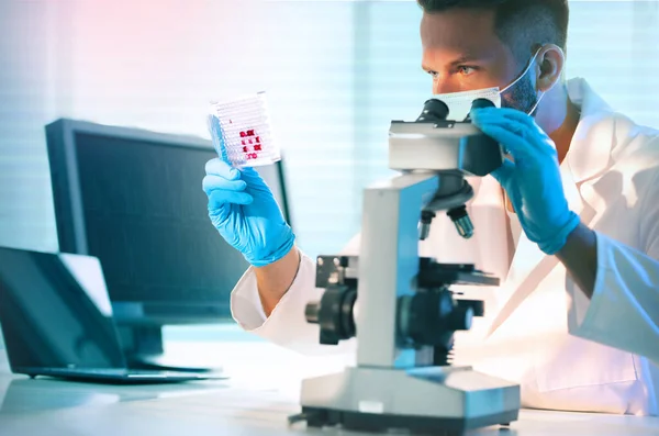 Science Technician Looking Microtiter Plate While Working Laboratory — Stock Photo, Image