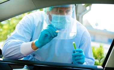 Covid-19 'daki bir hastada PPE takım elbiseli tıbbi personel boğaz temizleme çubuğuyla test edildi. Sağlık hizmeti ve sağlık konsepti