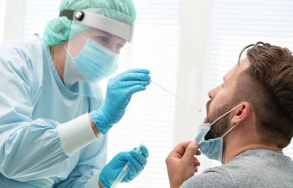 Médico Con Traje Protector Que Toma Hisopo Nasal Garganta Paciente — Foto de Stock