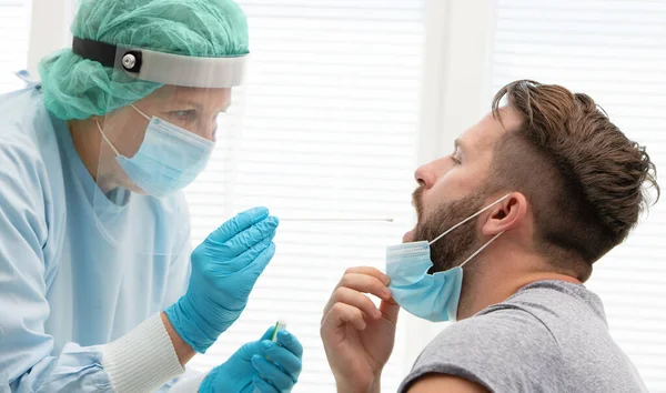 Médico Con Traje Protector Que Toma Hisopo Nasal Garganta Paciente —  Fotos de Stock