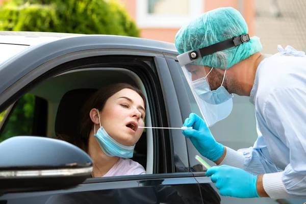 Frau Wird Einer Coronavirus Station Von Medizinischem Personal Mit Psa — Stockfoto