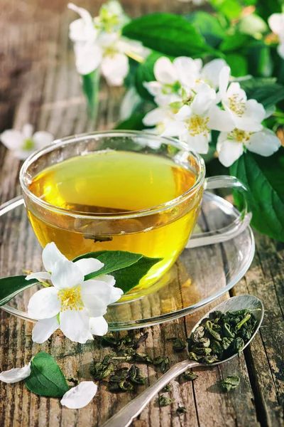 Kopje Groene Thee Met Jasmijn Houten Tafel — Stockfoto