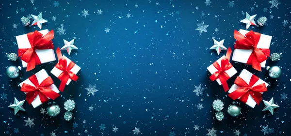 Karácsonyi Ajándékdobozok Hópehely Kék Háttér Karácsonyi Üdvözlőlap — Stock Fotó