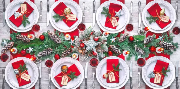Karácsonyi Ünnepek Asztalterítő Koncepció Borospoharak Asztali Eszközök Ünnepi Vacsorához Otthon — Stock Fotó