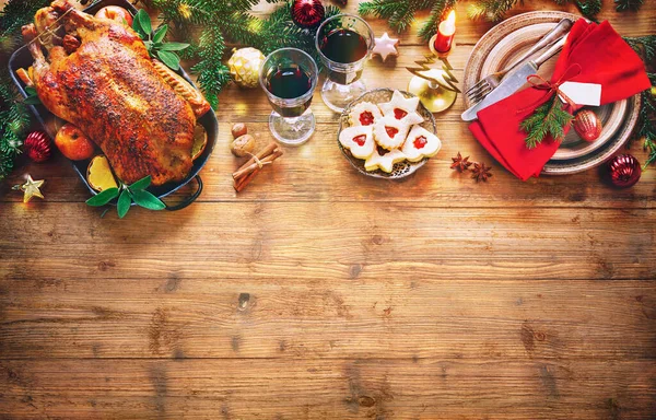 Mesa Vacaciones Invierno Servida Para Cena Navidad Con Pato Asado —  Fotos de Stock