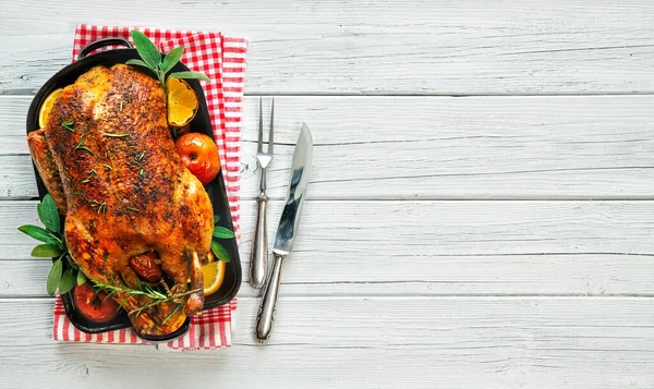 Mesa Vacaciones Invierno Servida Para Cena Navidad Con Pato Asado — Foto de Stock